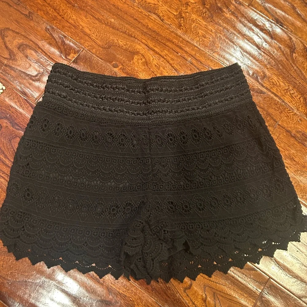 Rewind Juniors black/ white crochet shorts Textured chic Beige Shorts size Med - Picture 3 of 7